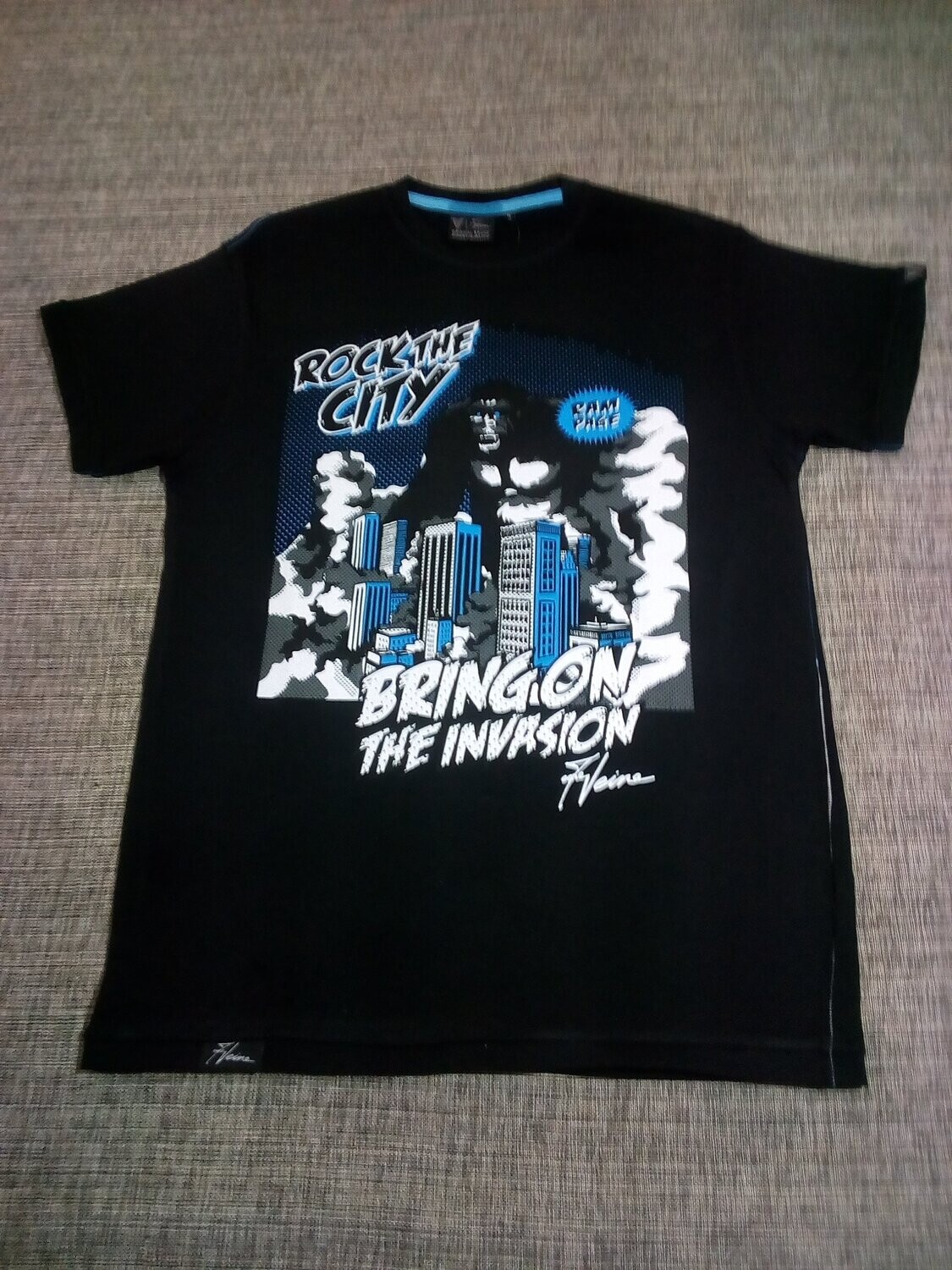 T-Shirt - 48/50 - La Ville de New York est Envahie par un Gigantesque Gorille "King Kong" Son Passage terrifie cette Ville "Rock The City" soit "Bring on The invasion".