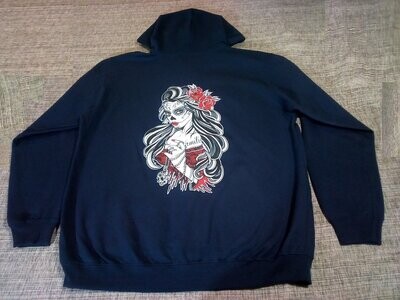 Un Sweat "Bleu Marine "56/58"" de Taille  Représente un"Portrait de KATRINA", au Visage Tatoué avec sa Robe Rouge et son Chapelier Crâne à la Main