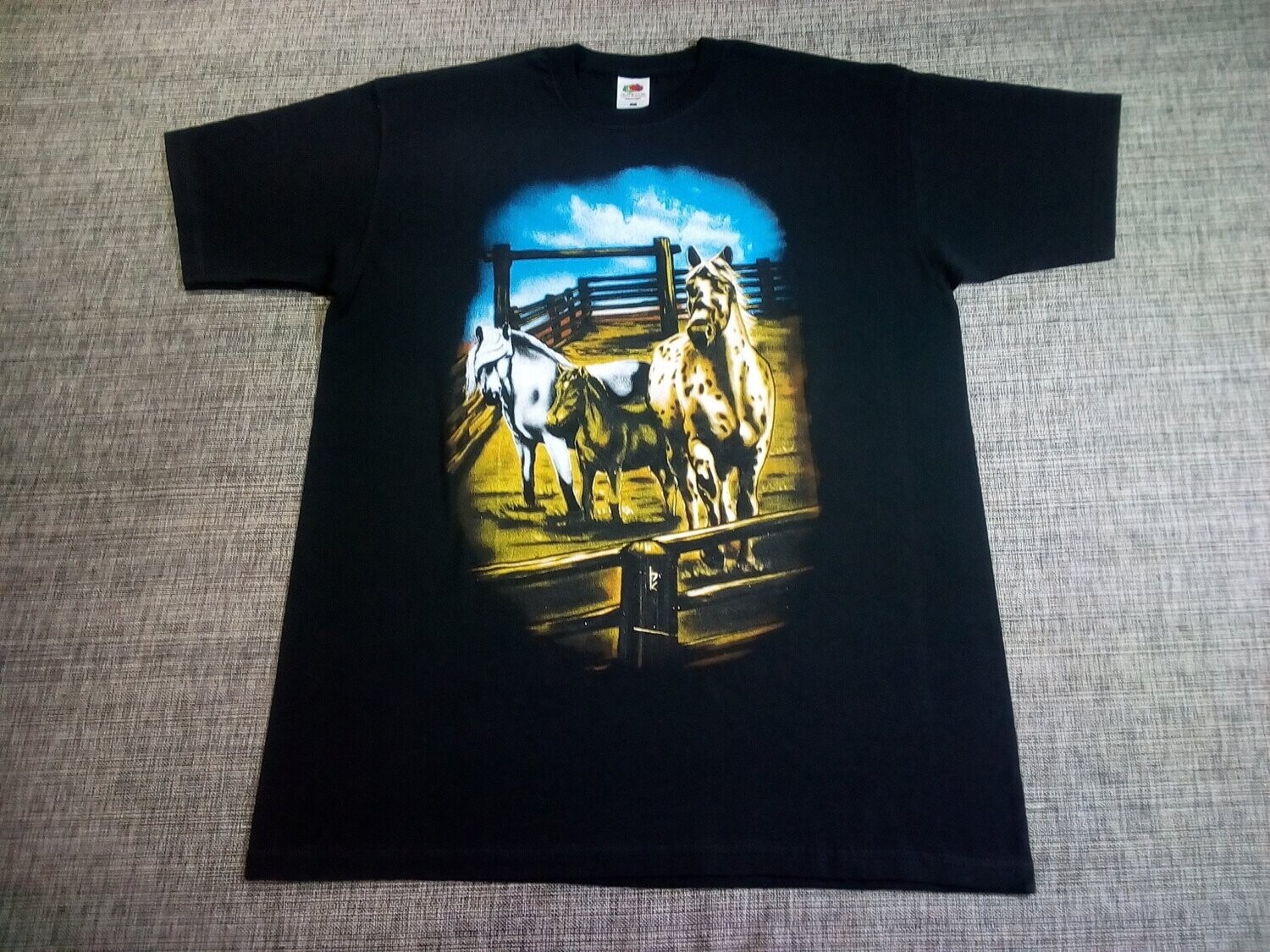 T-SHIRT - XL - Dans un Range, une Écurie de Trois Chevaux Blanc se Détend à Galoper