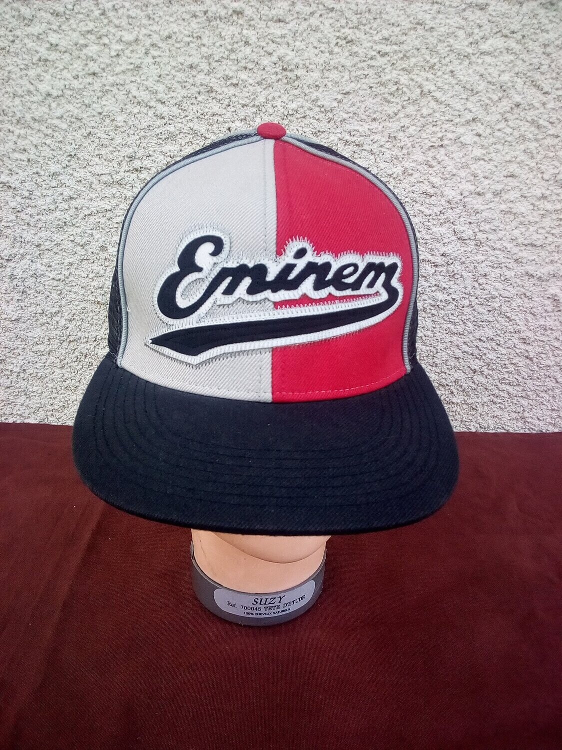 Une Casquette Trucker officielle et son Logo "Eminem" Structuré avec 2 Panneaux Avant Rouge/Crème & 4 Panneaux Arrière en Maille de Filet Noir