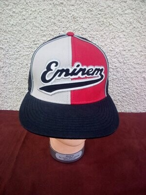 Une Casquette Trucker officielle et son Logo "Eminem" Structuré avec 2 Panneaux Avant Rouge/Crème & 4 Panneaux Arrière en Maille de Filet Noir