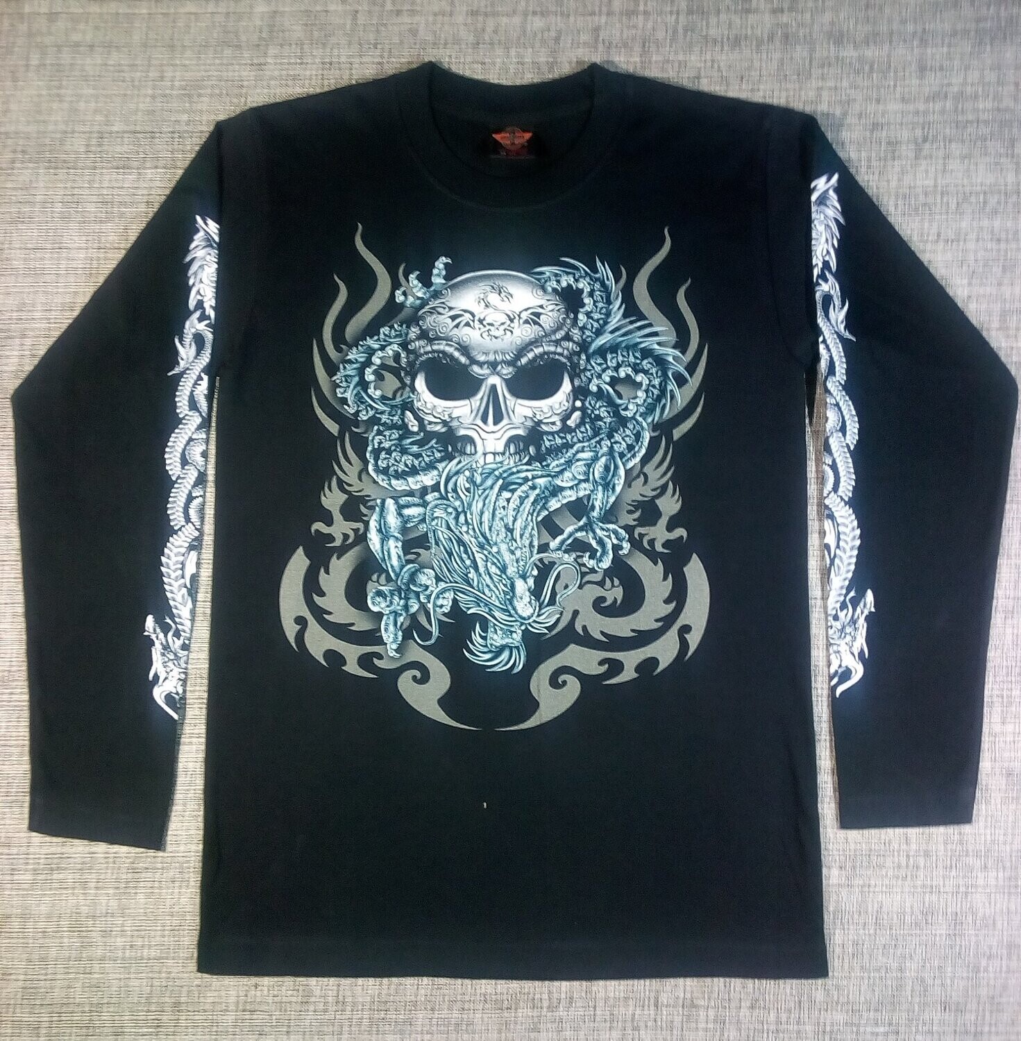 T-Shirt - M - Un Crâne Blanc Tatoué sur le Front d'une "Crâne Chauve-Souris" Entouré d'un Dragon Bleu Lumineux.