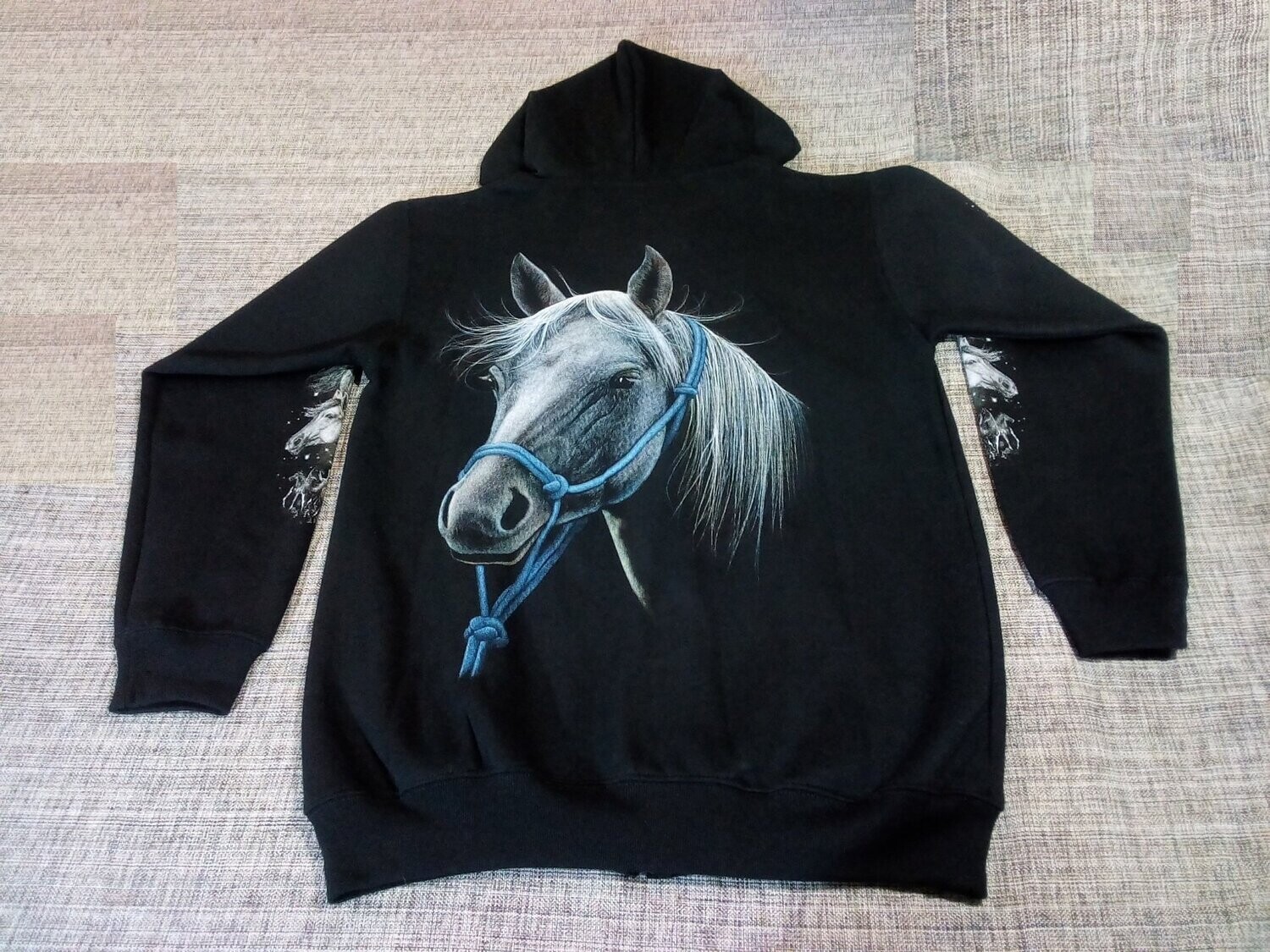 Un Sweat "Noir" de Taille 46/48, Représente "Portrait d'un Cheval avec son Licol Bleu Lumineux".