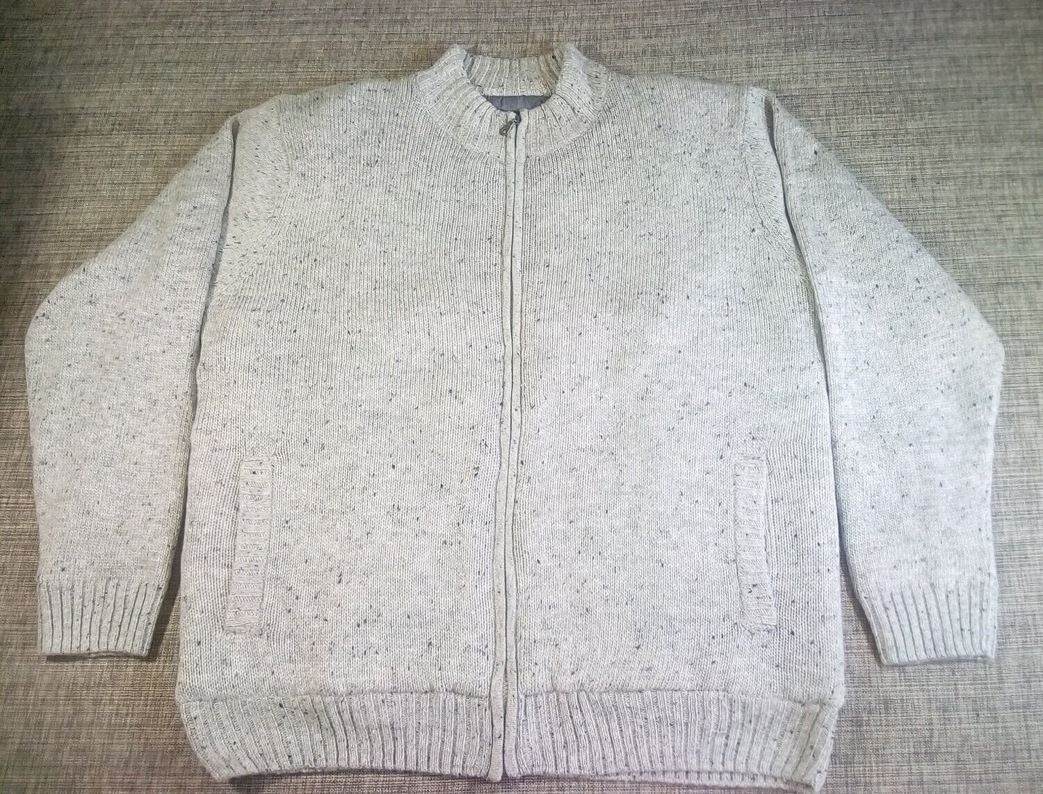 Pull Zippé - 60/62 cm -De Couleur "Gris Claire avec des Points Noir" Son Style Matelassé & Zippé du Col vers le bas.