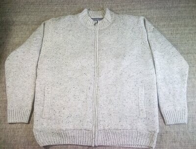 Pull Zippé - 60/62 cm -De Couleur "Gris Claire avec des Points Noir" Son Style Matelassé & Zippé du Col vers le bas.