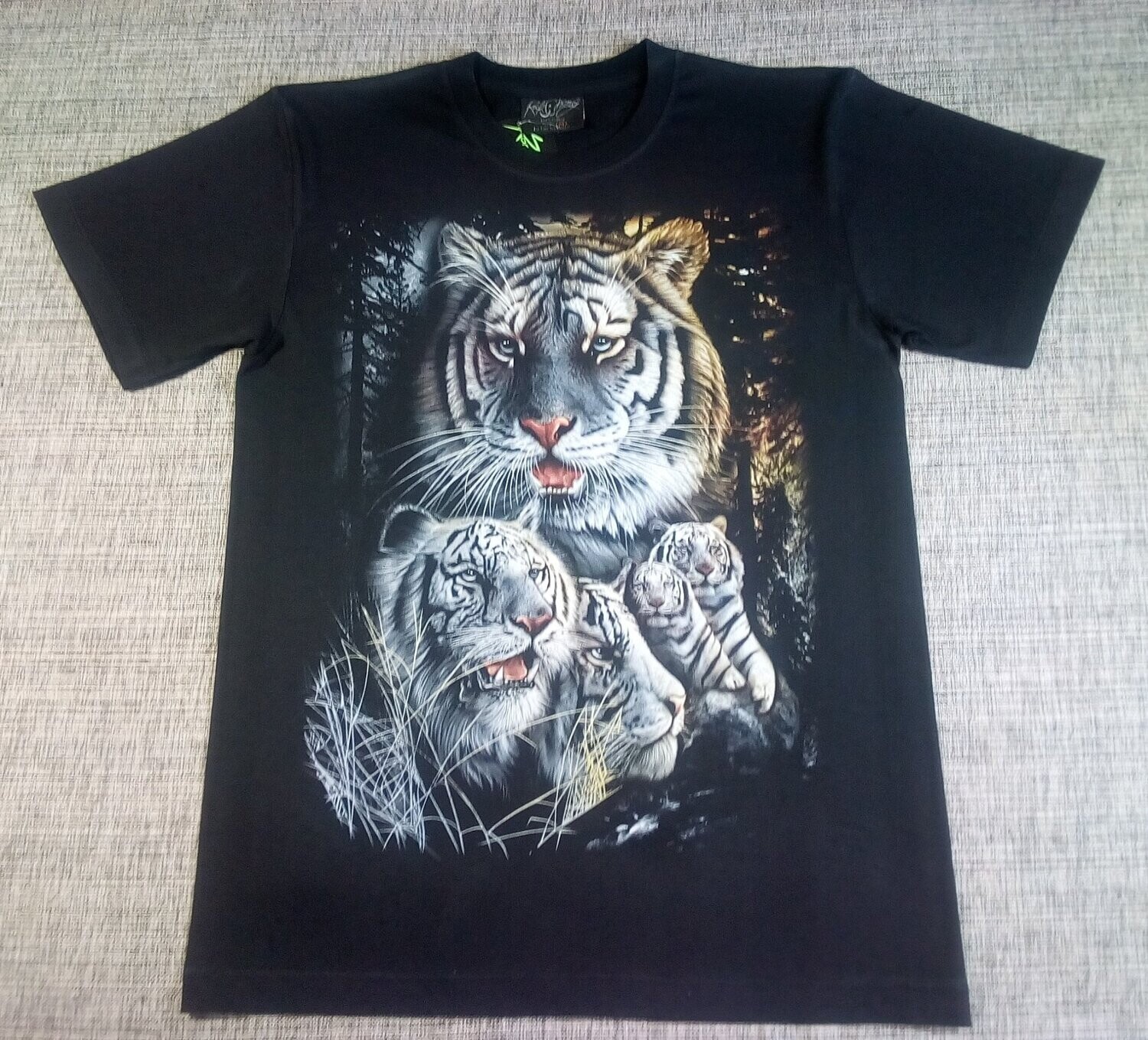 T-SHIRT - M - Portrait d'une Famille de Cinq Tigres Blanc dans Leur Forêt