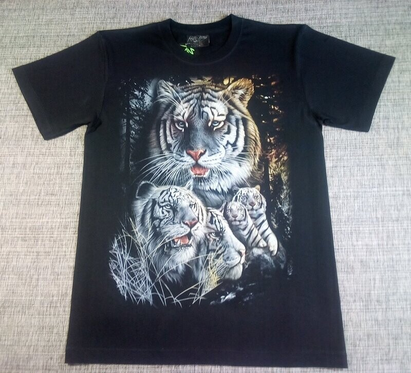 T-SHIRT - M - Portrait d'une Famille de Cinq Tigres Blanc dans Leur Forêt T-SHIRT - M - Portrait d'une Famille de Cinq Tigres Blanc dans Leur Forêt