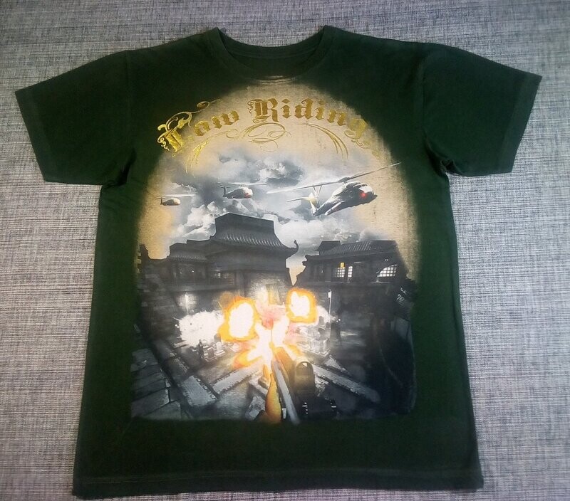 T-Shirt - L - Trois Hélicoptères Bombardent un Village et des Soldats Mitraillent, Guerre, Destruction sur Fond Camel.
