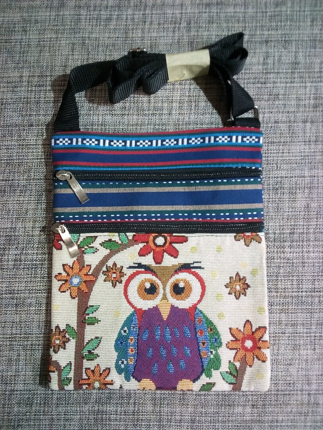 Une Pochette en Bandoulière, avec une Décoration d'un "Hibou",  idéale pour les petits Fourre-tout Papier en Dimension de 23.7 x 19.7 cm