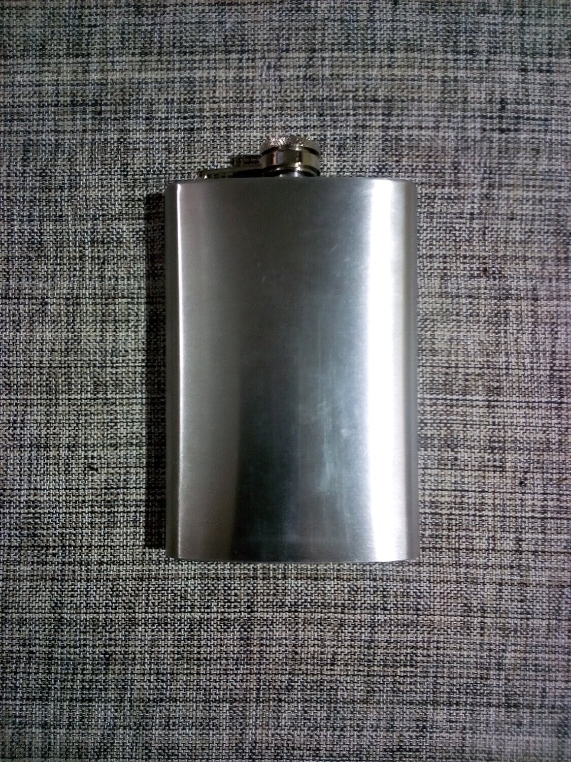 Dans vos Poches une super "Flasque Gris Argenté" en  Acier Inoxydable - pour une capacité de 175 ml pour un Format  de 9.3 x 11 cm