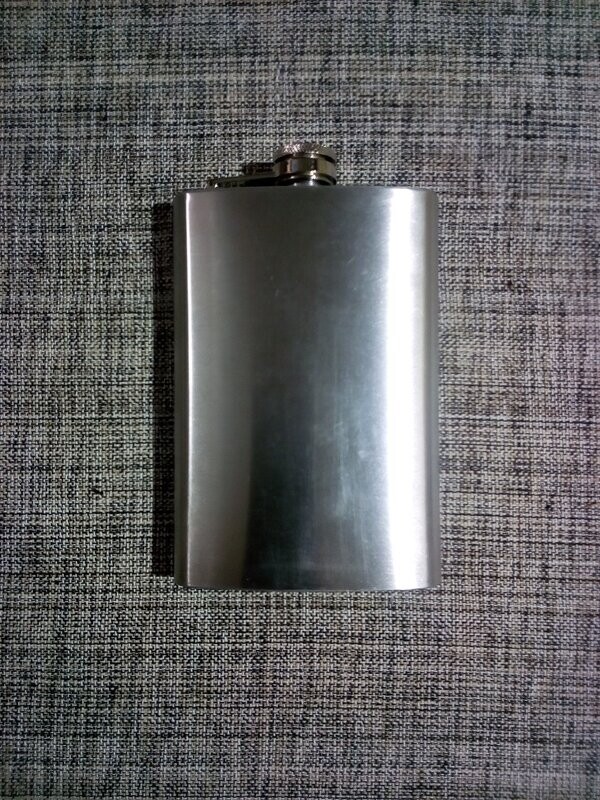 Dans vos Poches une super "Flasque Gris Argenté" en  Acier Inoxydable - pour une capacité de 175 ml pour un Format  de 9.3 x 11 cm