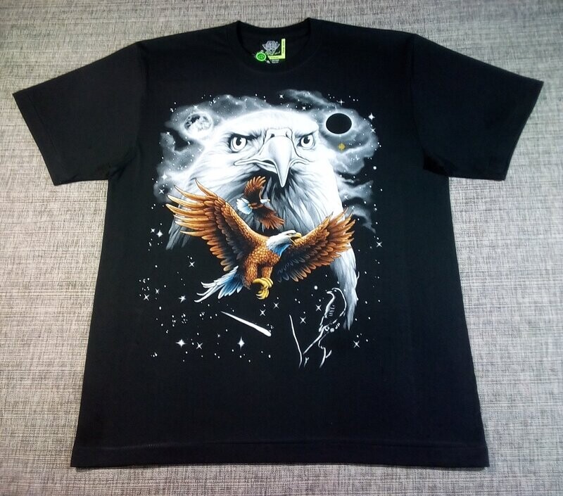 T-Shirt - 2XL - Portrait d'un Aigle Blanc et deux Aigles Volant sous une Lune et un Fond d'Étoiles. T-Shirt - 2XL - Portrait d'un Aigle Blanc et deux Aigles Volant sous une Lune et un Fond d'Étoiles.