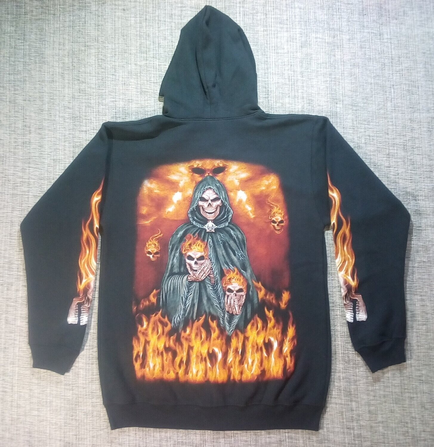 Un Sweat "Noir" de Taille 46/48, Représente "La Faucheuse Enflammée, Capuche Noir Entourée de Multiple Crânes de Feu "