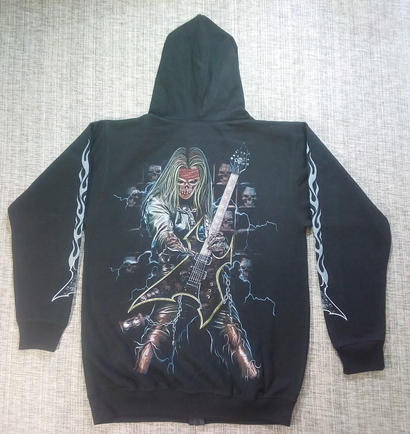 Un Sweat "Noir" de Taille 46/48, Représente "Un Boy Skull Guitariste dans un Cimetière Joue Comme l'Éclair avec une Lune Bleu Nuit.