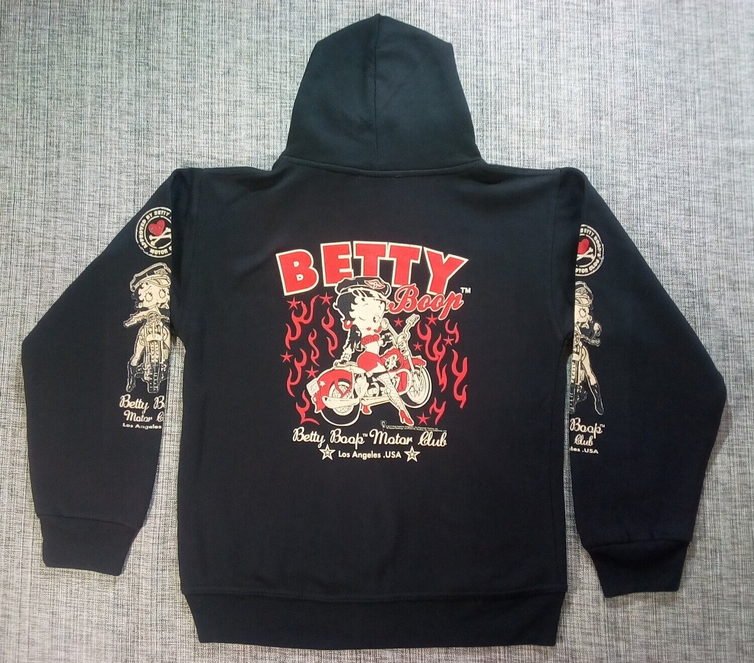 Un Sweat de Taille 44/46, Retrouvez La Magnifique Girl "Betty Boop" en Tenue "Rockeuse" qui Enfile sa Moto Rouge, Enflammée et avec sa Casquette Noire "Vous Charme avec son Clin d’œil Redoutable".