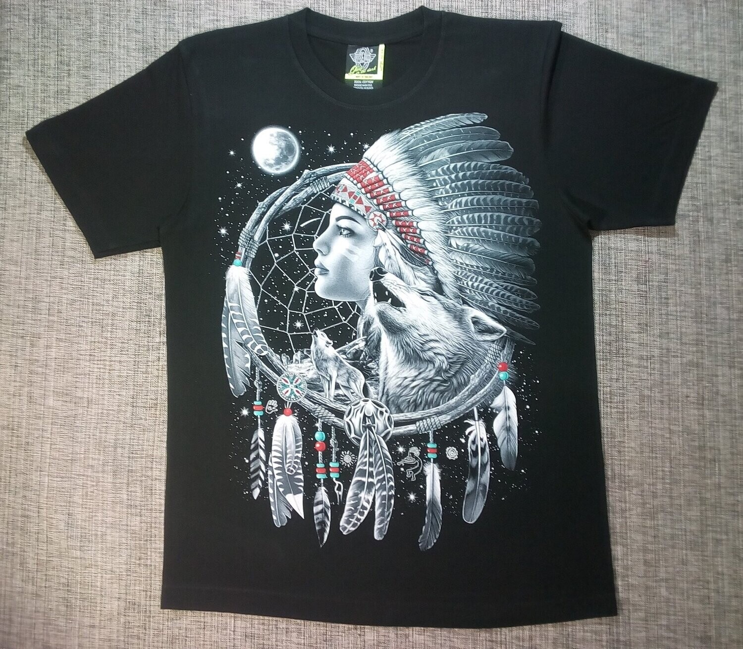 T-Shirt - M -Portrait d'une Chef Indienne et un Portrait d'un Loup plus Quatre Loups qui Hurlent sur Rocher, sous une Lune avec des Étoiles, Entouré d'un Collier Indien à Plumes.