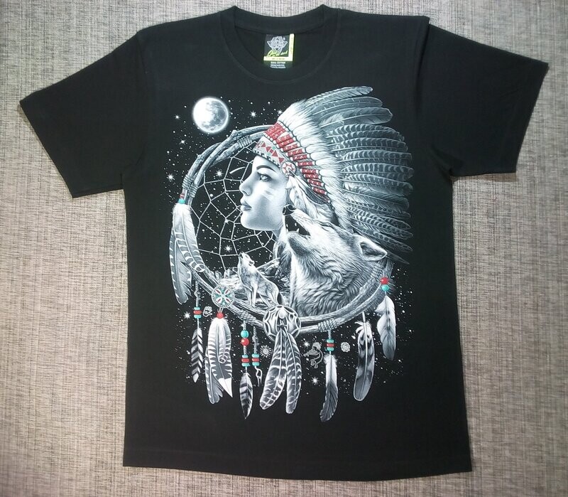 T-Shirt - M -Portrait d'une Chef Indienne et un Portrait d'un Loup plus Quatre Loups qui Hurlent sur Rocher, sous une Lune avec des Étoiles, Entouré d'un Collier Indien à Plumes. T-Shirt - M -Portrait d'une Chef Indienne et un Portrait d'un Loup plus Quatre Loups qui Hurlent sur Rocher, sous une Lune avec des Étoiles, Entouré d'un Collier Indien à Plumes.