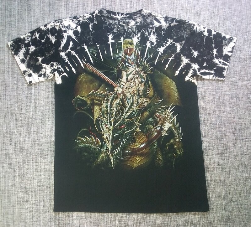 T-Shirt en HD - M - Une Guerrière sur son Dragon chevauche le Ciel sous un Aspect Vert Camouflage et Confectionné de "Piercing Boutons"