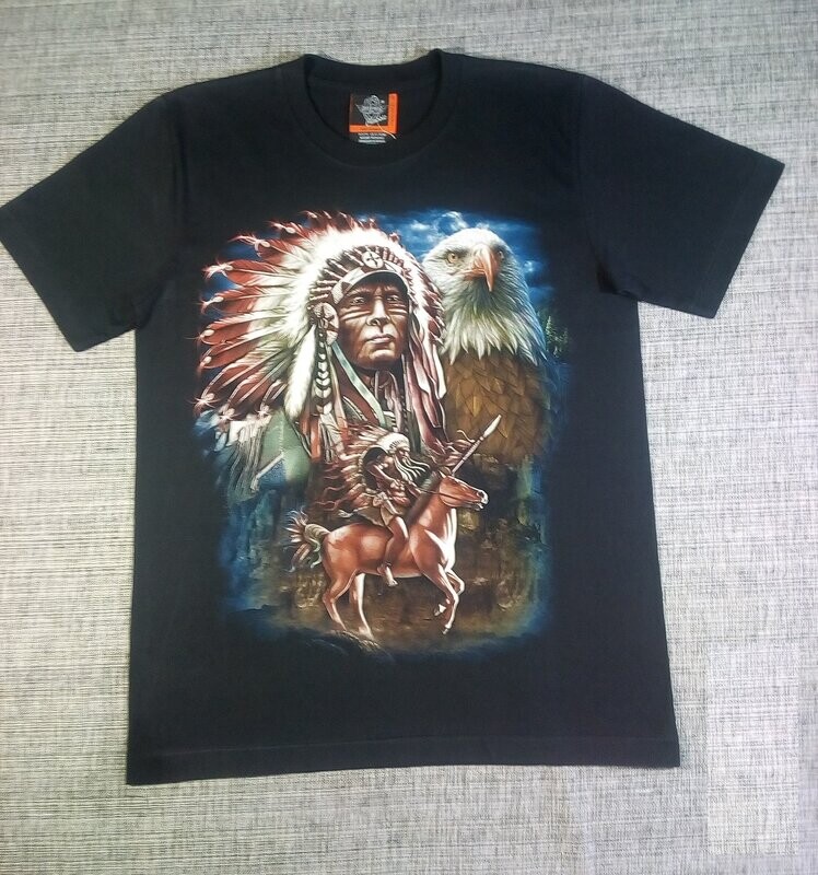 T-Shirt - L - Portrait d'un Chef Indien & Portrait d'un Aigle avec en Avant un Cavalier Chef Indien sur Fond de Forêt et Montagne