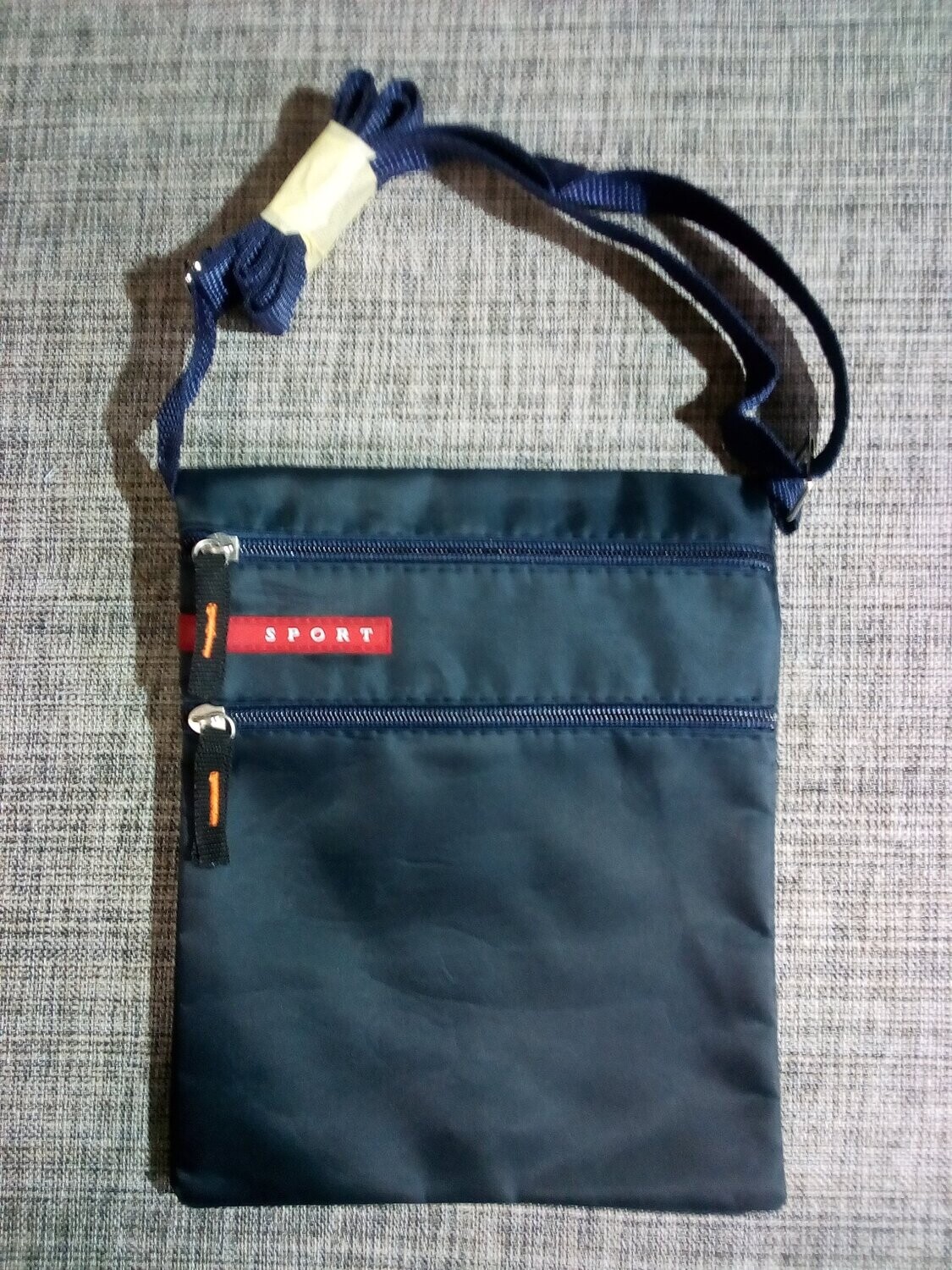 Une Double Pochette en Bandoulière, de Couleur Unis "Bleu Marine", pour Papiers, où Autres... en Dimension 19 x 23.7 cm
