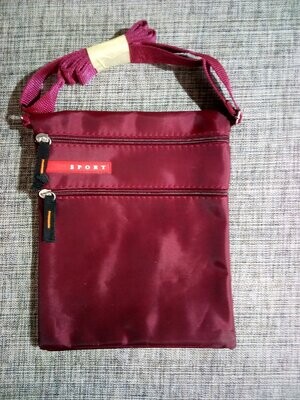 Une Double Pochette en Bandoulière, de Couleur Unis "Rouge", pour Papiers, où Autres... en Dimension 19 x 23.7 cm