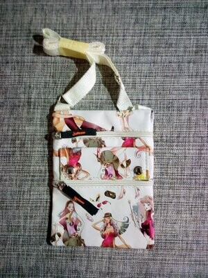 "Une Pochette en Style "Fashion Girl", Déco de Girls sur un Fond de Couleur "Crème", en Dimension de 11 x 18 cm.