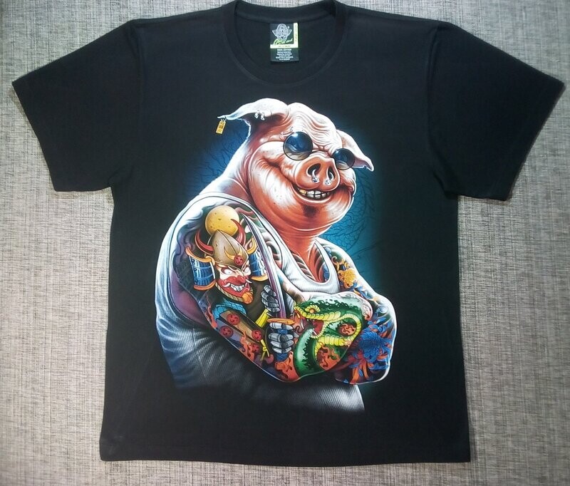 T-Shirt - L - Portrait d'un Boy Cochon Souriant, avec son Marcel et Bien Tattoué T-Shirt - L - Portrait d'un Boy Cochon Souriant, avec son Marcel et Bien Tattoué "Guerrier, Serpent Vert" et sa paire de Lunette Bleu et et Costaud. Quoi !!