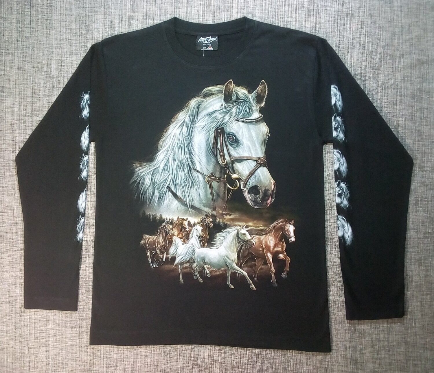T-Shirt - M - Portrait d'un Cheval Blanc avec six Chevaux aux Galopent dans une Prairie de Sapins