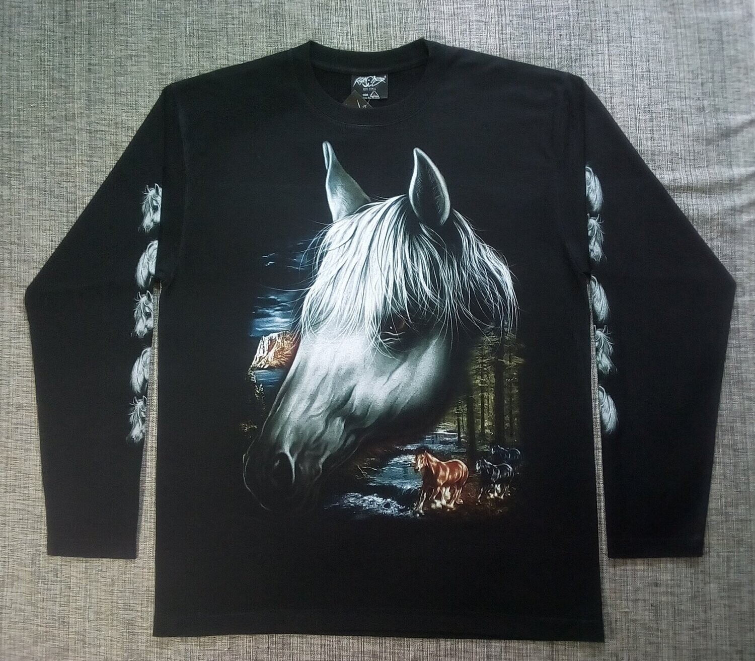 T-Shirt - L - Manche Longue - Portrait d'un Cheval Blanc, dans sa Forêt, Rivière, Montagne et ses Trois Chevaux, de Marron, Noir.