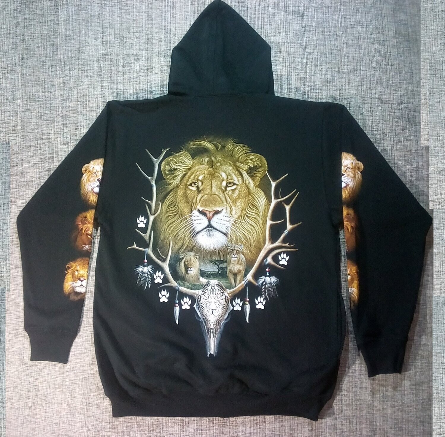 Un Sweat "Noir" de Taille 46/48, Représente "Portrait d'un Lion Entouré par les Cornes d'un Crâne d'Antilope Tatoué "Lion", et Centré par un paysage de la Jungle avec des Lions.