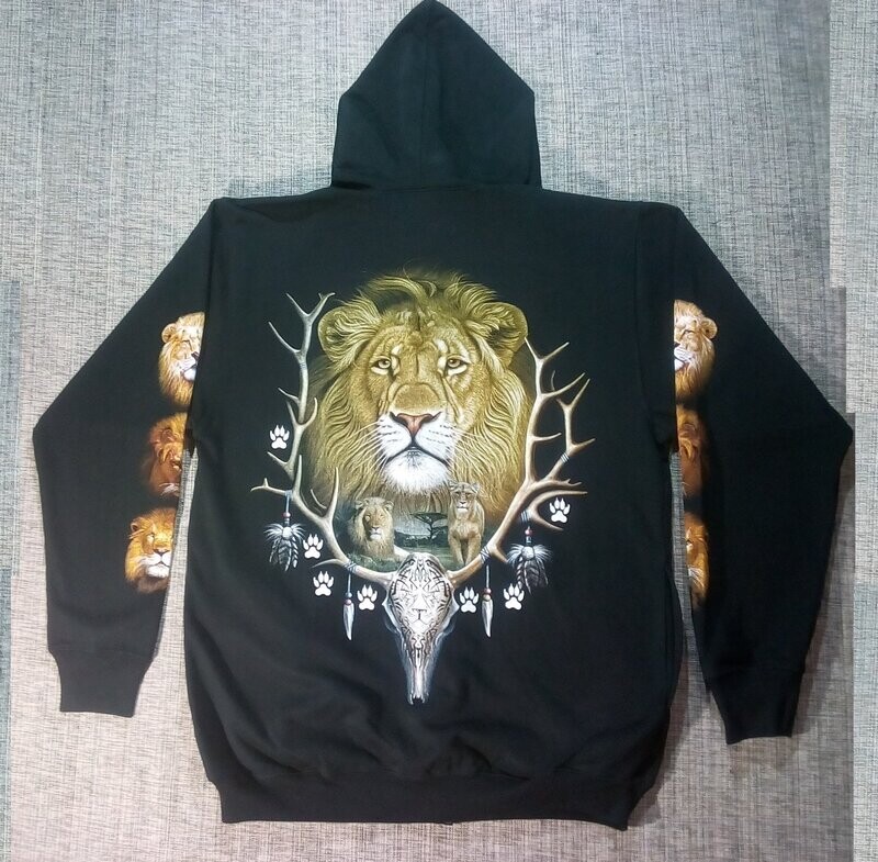 Un Sweat Un Sweat "Noir" de Taille 46/48, Représente "Portrait d'un Lion Entouré par les Cornes d'un Crâne d'Antilope Tatoué "Lion", et Centré par un paysage de la Jungle avec des Lions.