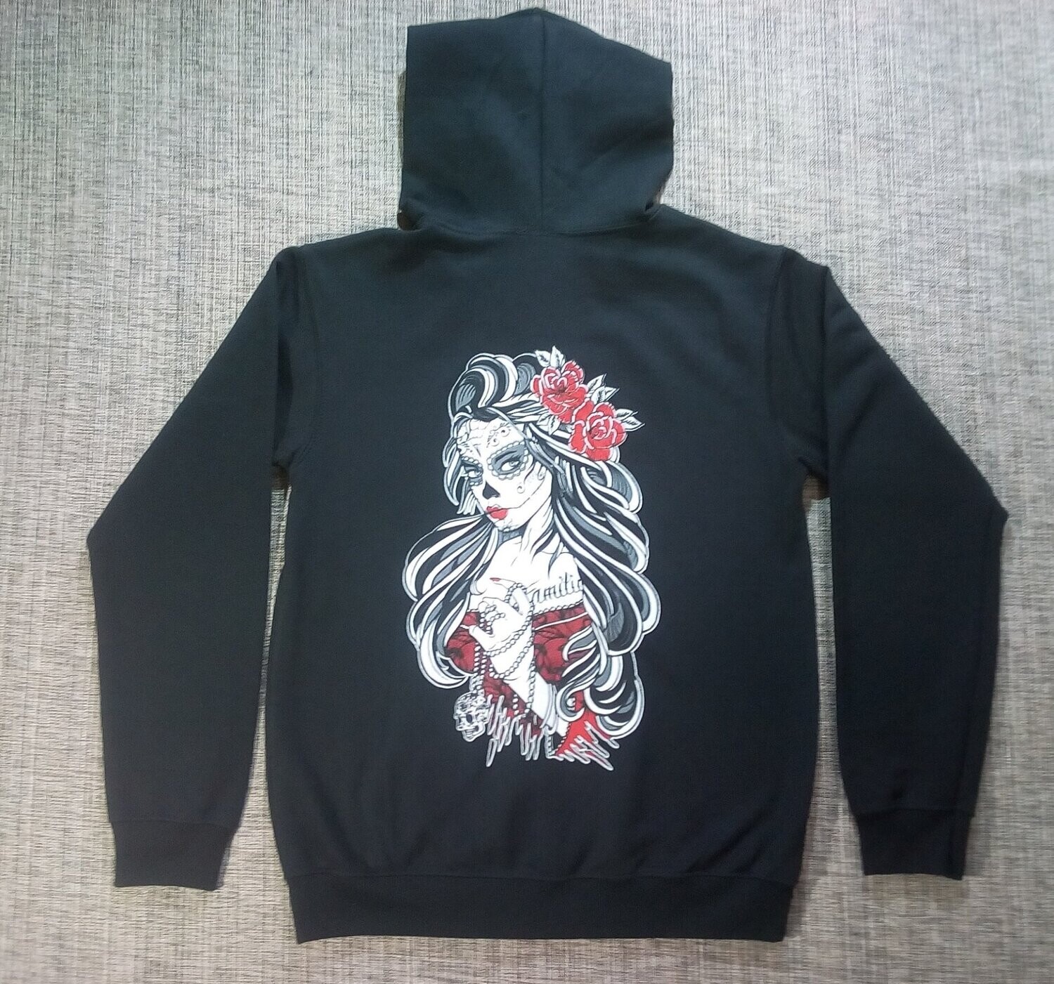 Un Sweat "Noir" de Taille 42/44, Représente un"Portrait de KATRINA", au Visage Tatoué avec sa Robe Rouge et son Chapelier Crâne à la Main