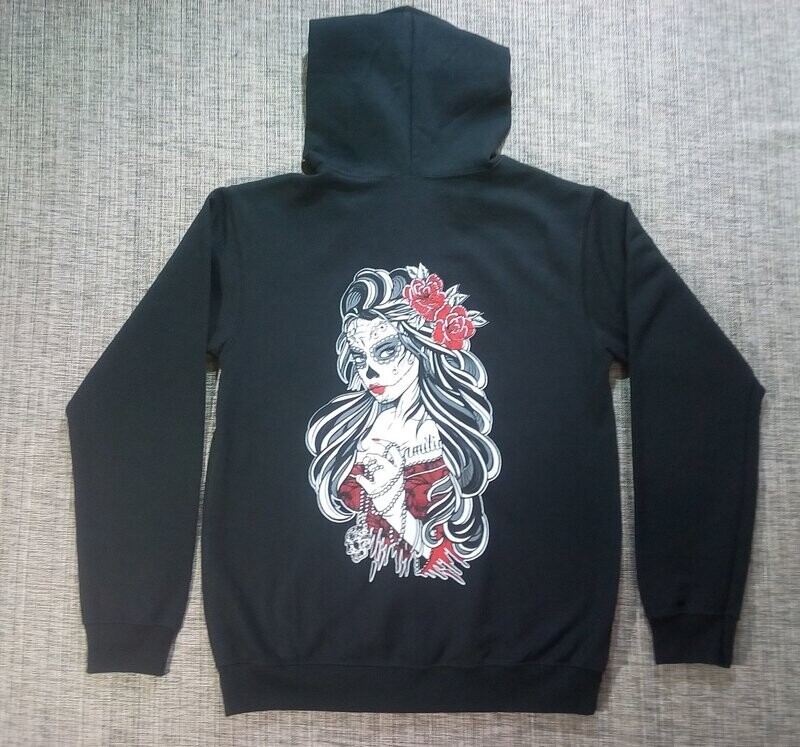 Un Sweat "Noir" de Taille 42/44, Représente un"Portrait de KATRINA", au Visage Tatoué avec sa Robe Rouge et son Chapelier Crâne à la Main