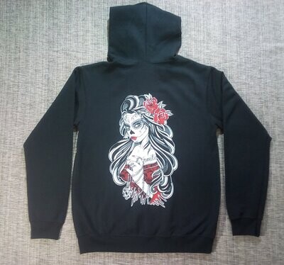 Un Sweat "Noir" de Taille 42/44, Représente un"Portrait de KATRINA", au Visage Tatoué avec sa Robe Rouge et son Chapelier Crâne à la Main