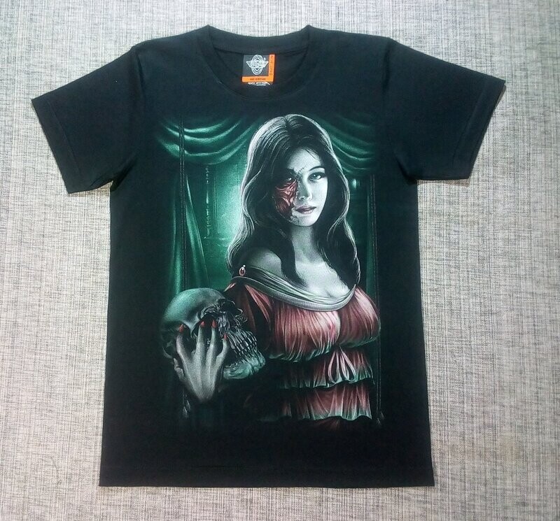 T-Shirt - S - Portrait d'une Girl au Visage Brulé, Crâne dans la Main Droite, avec sa Robe Rouge derrière une Fenêtre sur un Fond Bleu/Vert