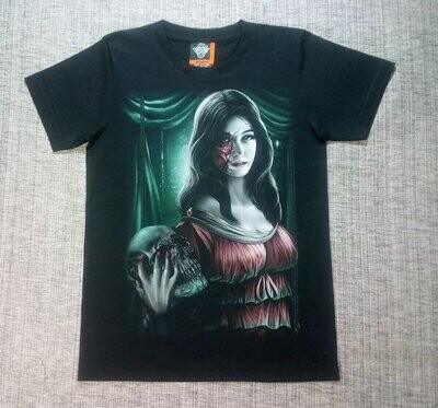 T-Shirt - S - Portrait d'une Girl au Visage Brulé, Crâne dans la Main Droite, avec sa Robe Rouge derrière une Fenêtre sur un Fond Bleu/Vert