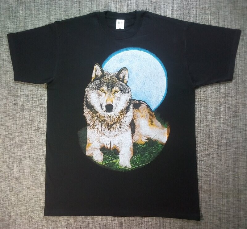 T-SHIRT - XL - Un Chien Loup  Assis dans l'Herbe, derrière lui la Lune en Blanc/Bleu