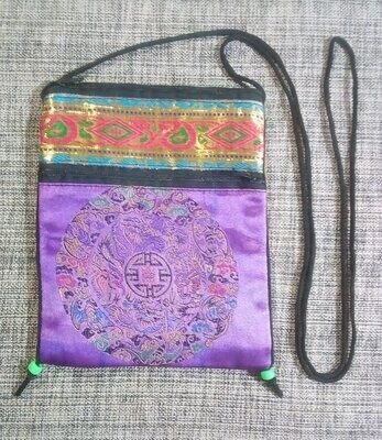 Une Pochette en Style "Indien Violet" avec des Cercles Représentants des Symboles Diverses sur un Fond de Couleur "Violet", en Dimension de 15.5 x 19 cm.