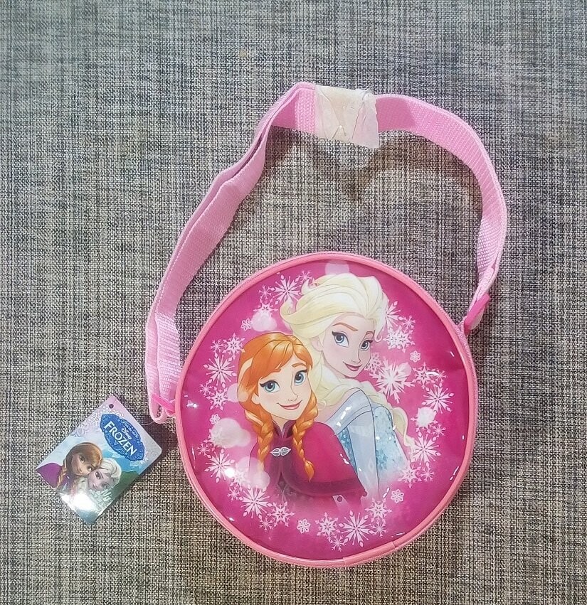 Enfin le "Sac bandoulière Frozen" en Forme Ronde d'un diamètre de 21 cm la Couleur "Rose" pour glisser les petits bijoux, papiers...