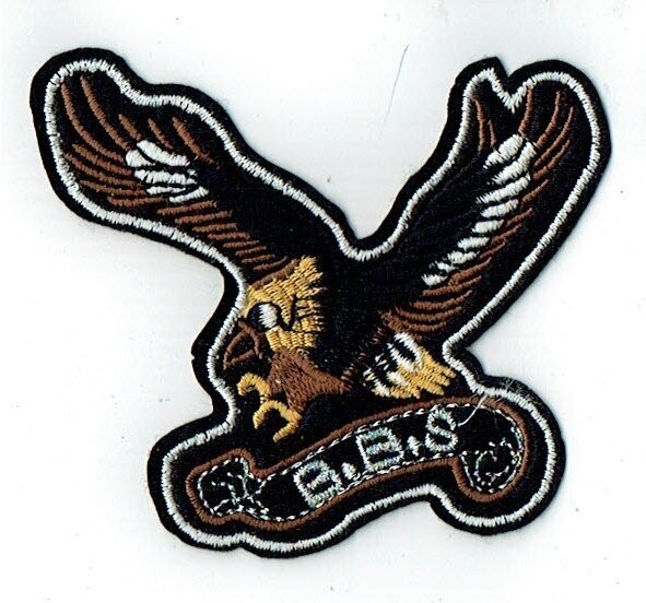 Patch/Écusson Broderie à Coudre - Un Aigle Volant sur l'Avenue du Bonheur avec sa Banderole "B.B.S",  de Couleur Marron/Jaune et Contour Blanc, Dimension 8.5 x 8.8 cm
