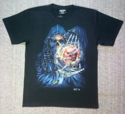 T-Shirt - L - Une Faucheuse et Capuche Bleu avec une Chevelure Bouclée, applique une Magique Lumineux avec sa T-Shirt - L - Une Faucheuse et Capuche Bleu avec une Chevelure Bouclée, applique une Magique Lumineux avec sa "Boule à Crâne" entre les Mains vous dévoile votre "Death".