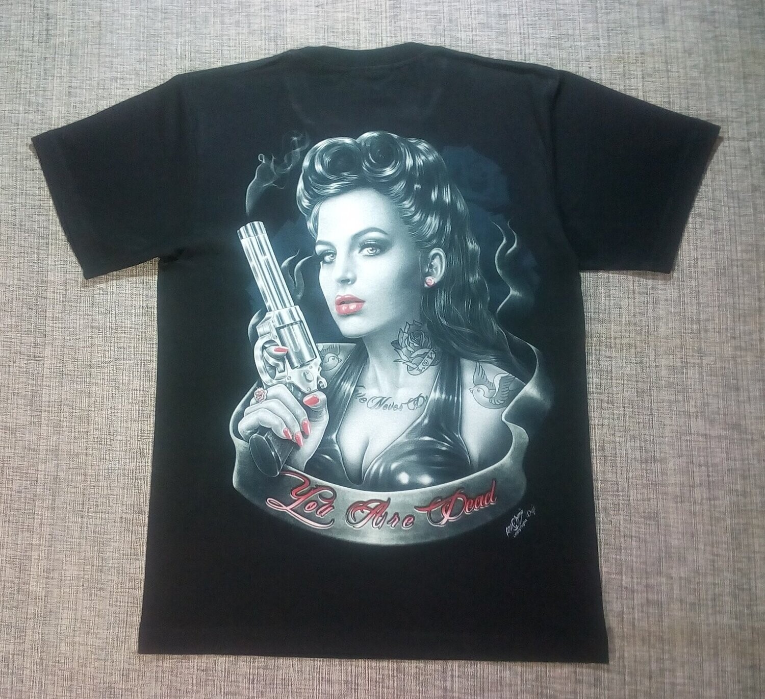 T-Shirt - M - Portrait Girl des Années 50 Tatoué au Cou "Rose Noire Love" avec son Revolver en Garde "You Are Dead"