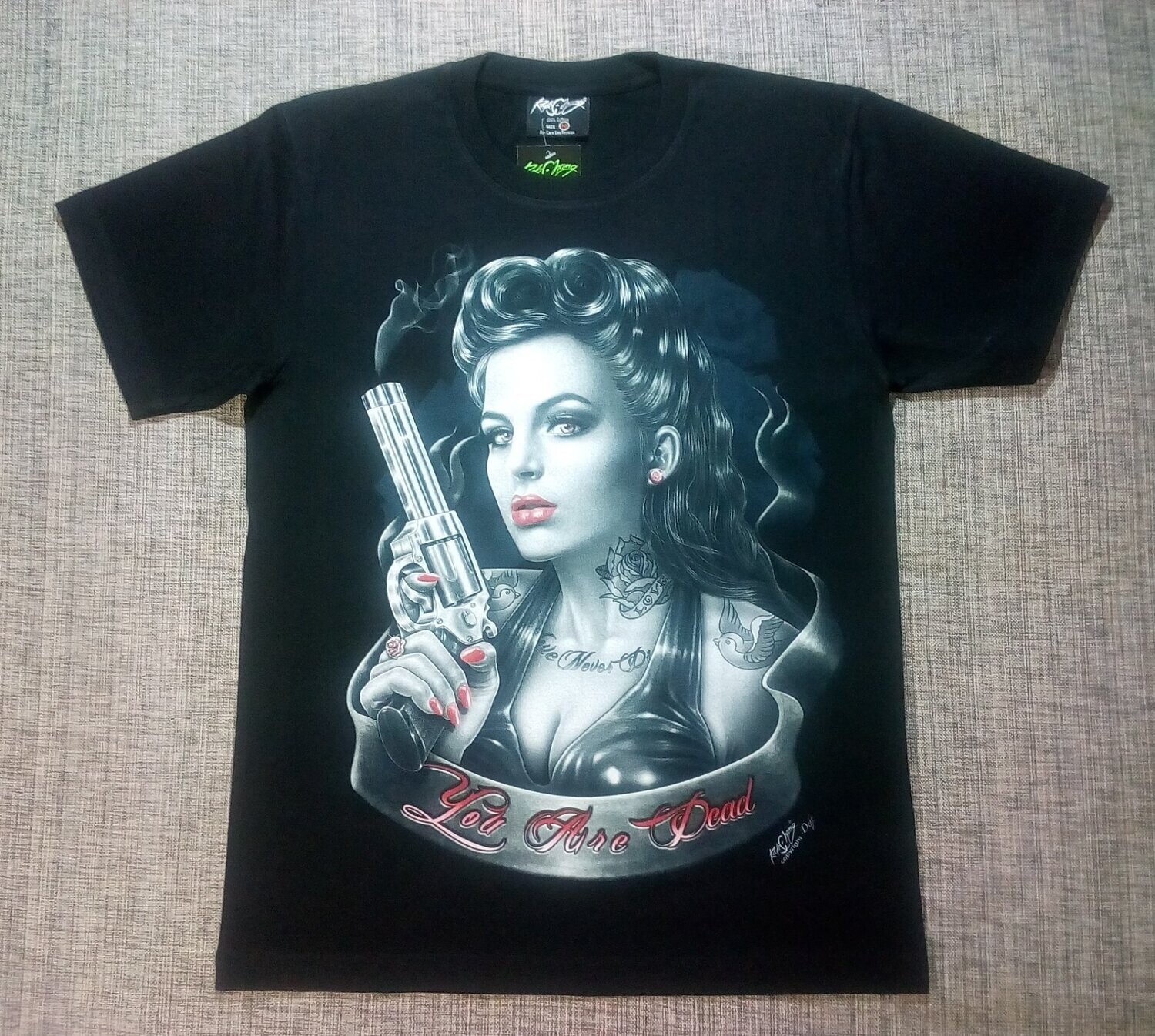 T-Shirt - L - Portrait d'une Girl des Années 50 Tatoué au Cou d'une "Rose Noire Love" avec son Revolver vous Garde sinon "You Are Dead".