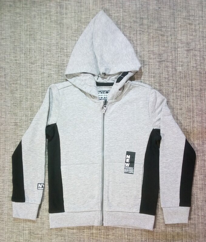 Un Sweat Un Sweat "Gris", de Taille 38/40, avec des Bande Noir à la "Vertical" en Couleur Unique, un Logo Côté Poche Gauche de "New York..." et sur Manche Droite.