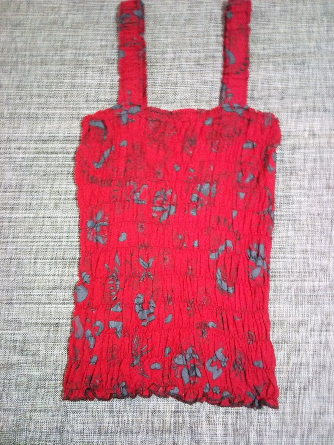 Haut Fantaisie Tissu "Torsadé Élastique" Rouge avec Bretelle Épaule - Taille  28/32 Déco "Symboles Gris, Cœurs, Fleurs"
