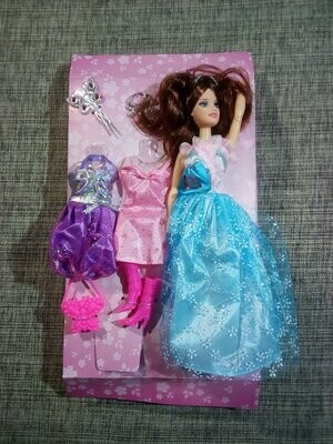 La Poupée Laura La Poupée Laura "Fée Scintillante" avec sa magnifique Robe Bleu et deux Robes Supplémentaires Rose et Violet deviendra la préférée de votre Enfant.