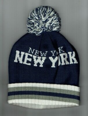 Un Bonnet de Couleur Bleu Marine avec "Revers et Pom-Pom" une Déco Écrit "New York" et d'une Doublure Polaire