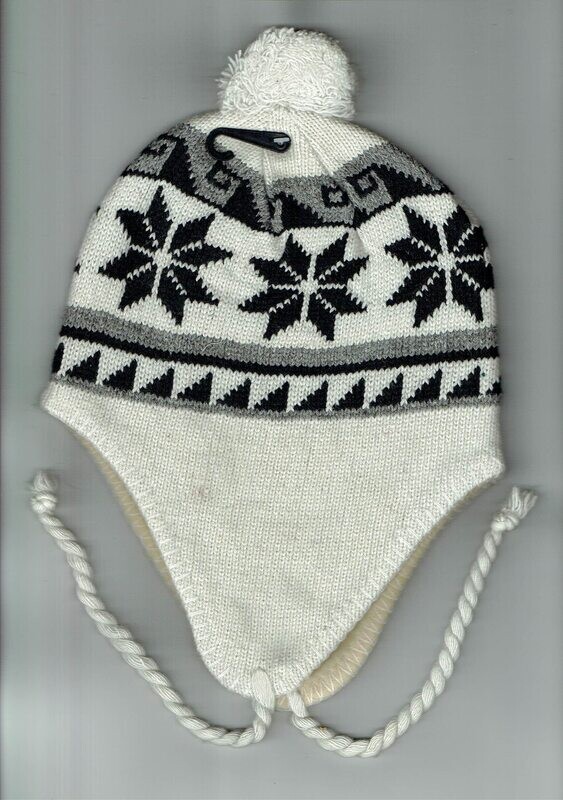 Un Bonnet de Couleur Crème/Blanc avec un "Cache Oreille & Pom-Pom", pourvu d'une Déco "d'Étoiles de couleur Noire"