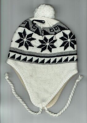 Un Bonnet de Couleur Crème/Blanc avec un "Cache Oreille & Pom-Pom", pourvu d'une Déco "d'Étoiles de couleur Noire"