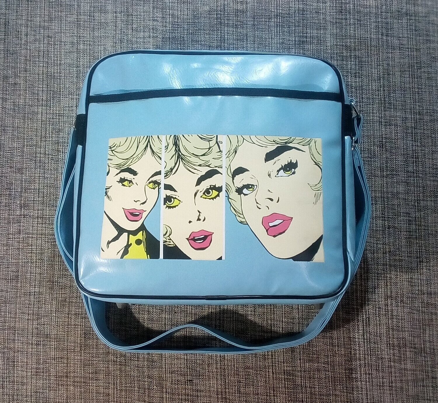 Sac Bandoulière "Portrait Girl" De couleur Bleu - Idéal Tablette, documents Etc... Dimension 32x29x8.5 cm